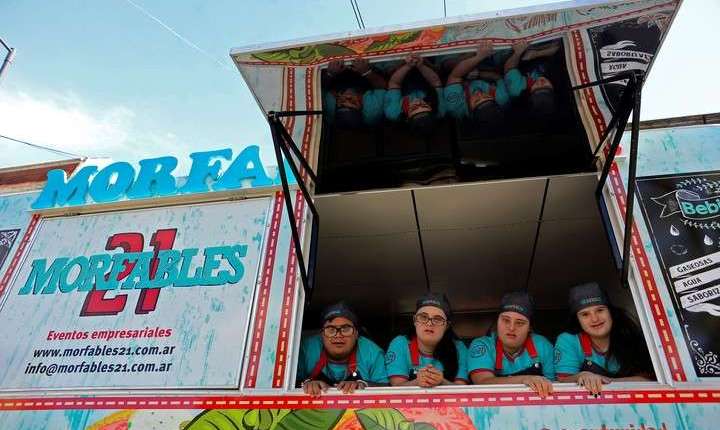 morfables-21-chicos-en-la-ventana-del-food-truck